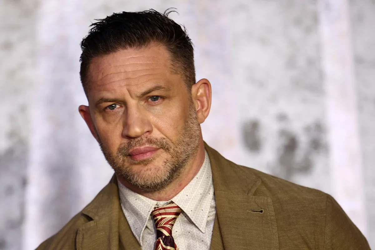 توم هاردي يلتقط صورةً عند وصوله لحضور العرض العالمي الأول لفيلم "هافوك" (Tom Hardy poses upon arrival for the World Premiere  "Havoc")- مصدر الصورة: HENRY NICHOLLS / AFP