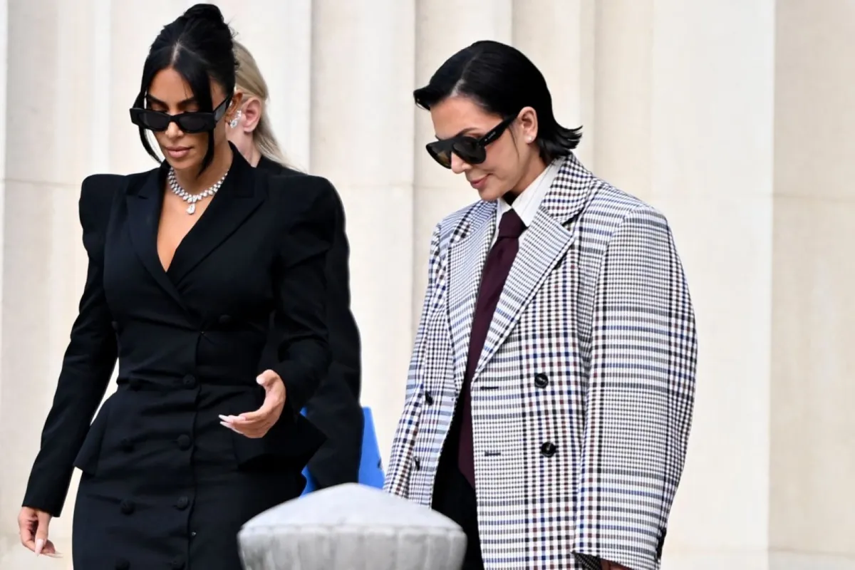 كيم كارداشيان مع والدتها كريس جينر في باريس (Kim Kardashian with her mother Kris Jenner in Paris). مصدر الصورة: LEO VIGNAL / AFP