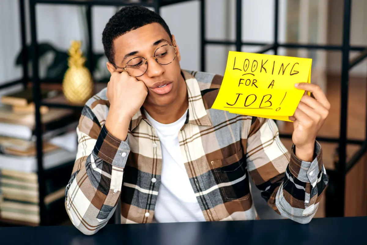 صورة مراهق يبحث عن عمل