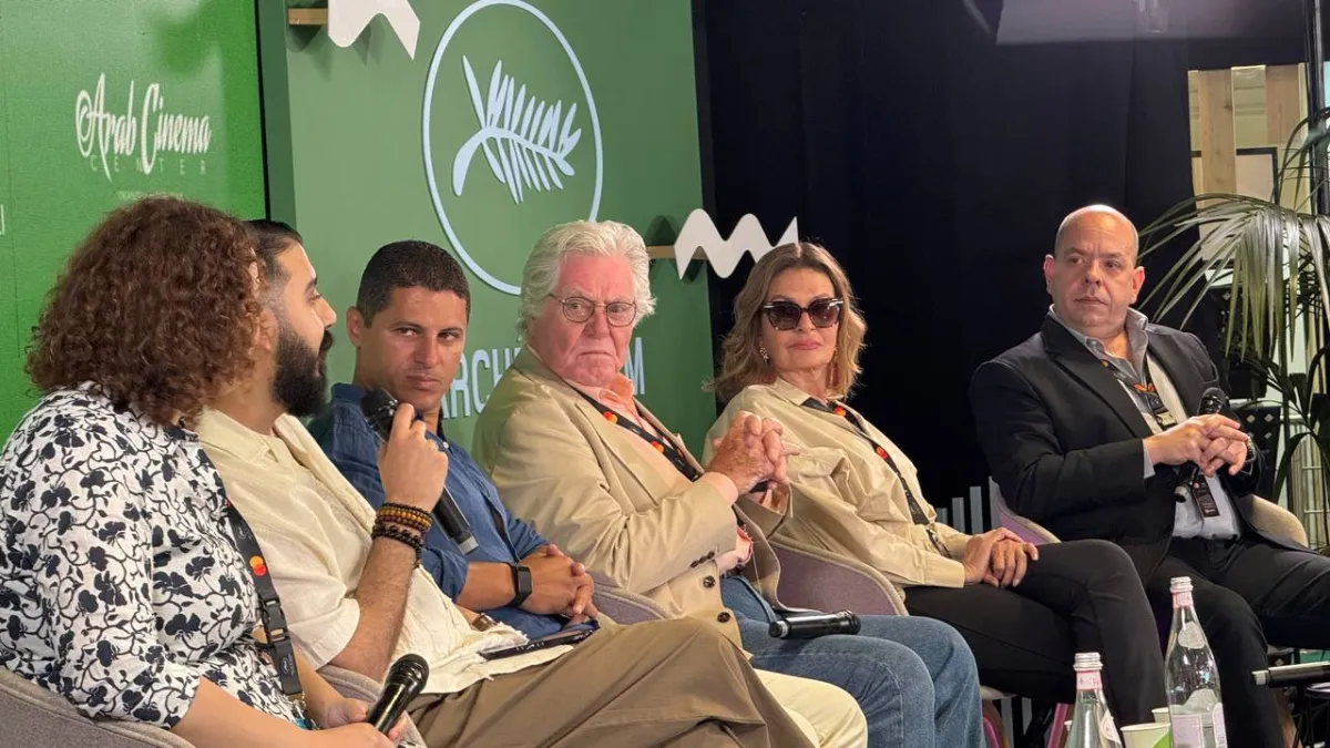 حسين فهمي ويسرا والمشاركون في جلسة مصر دولة النجاحات الساحقة في العالم العربي- تصوير- معتز الشافعي