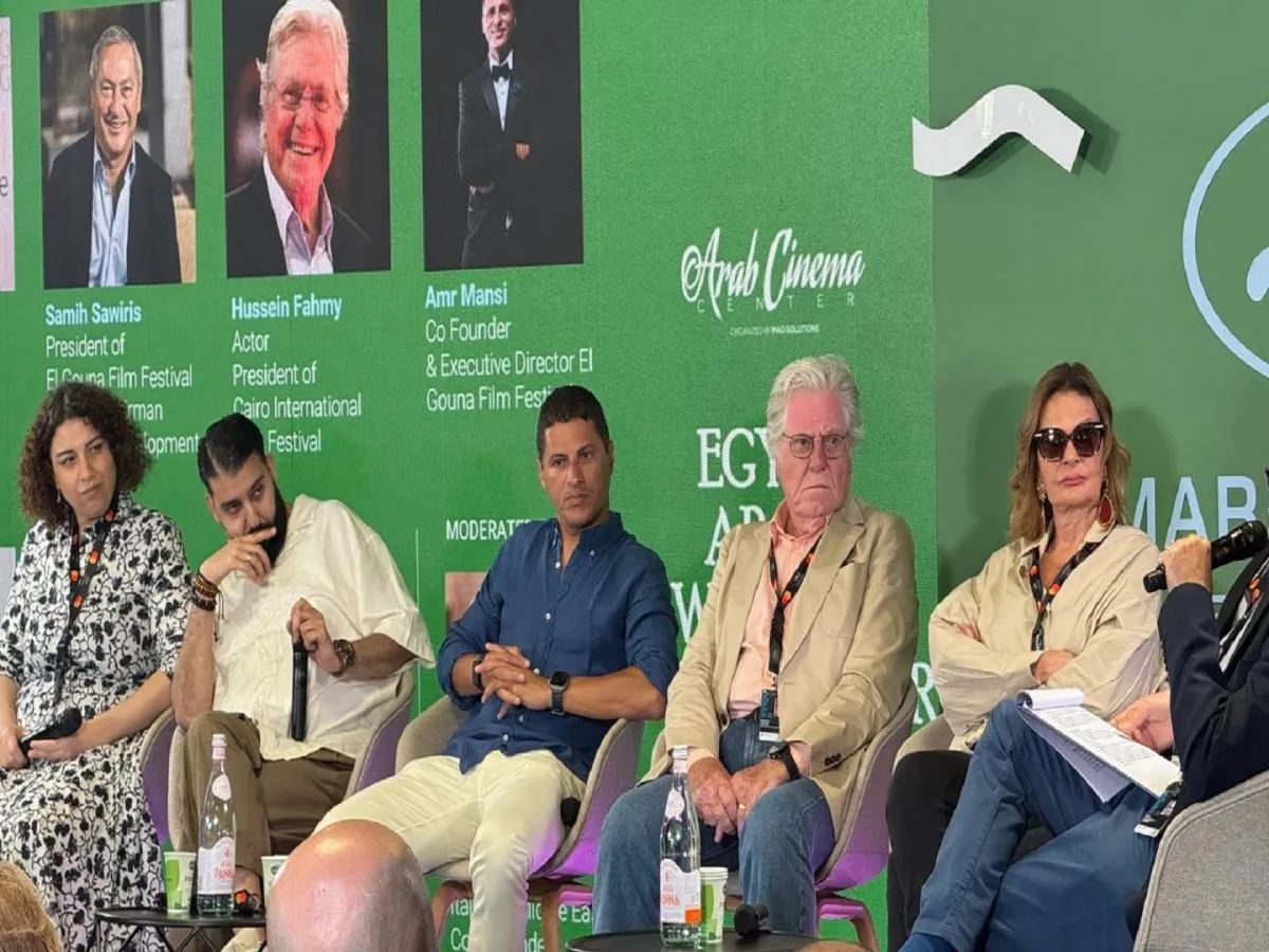 حسين فهمي ويسرا والمشاركون في جلسة مصر دولة النجاحات الساحقة في العالم العربي- تصوير- معتز الشافعي