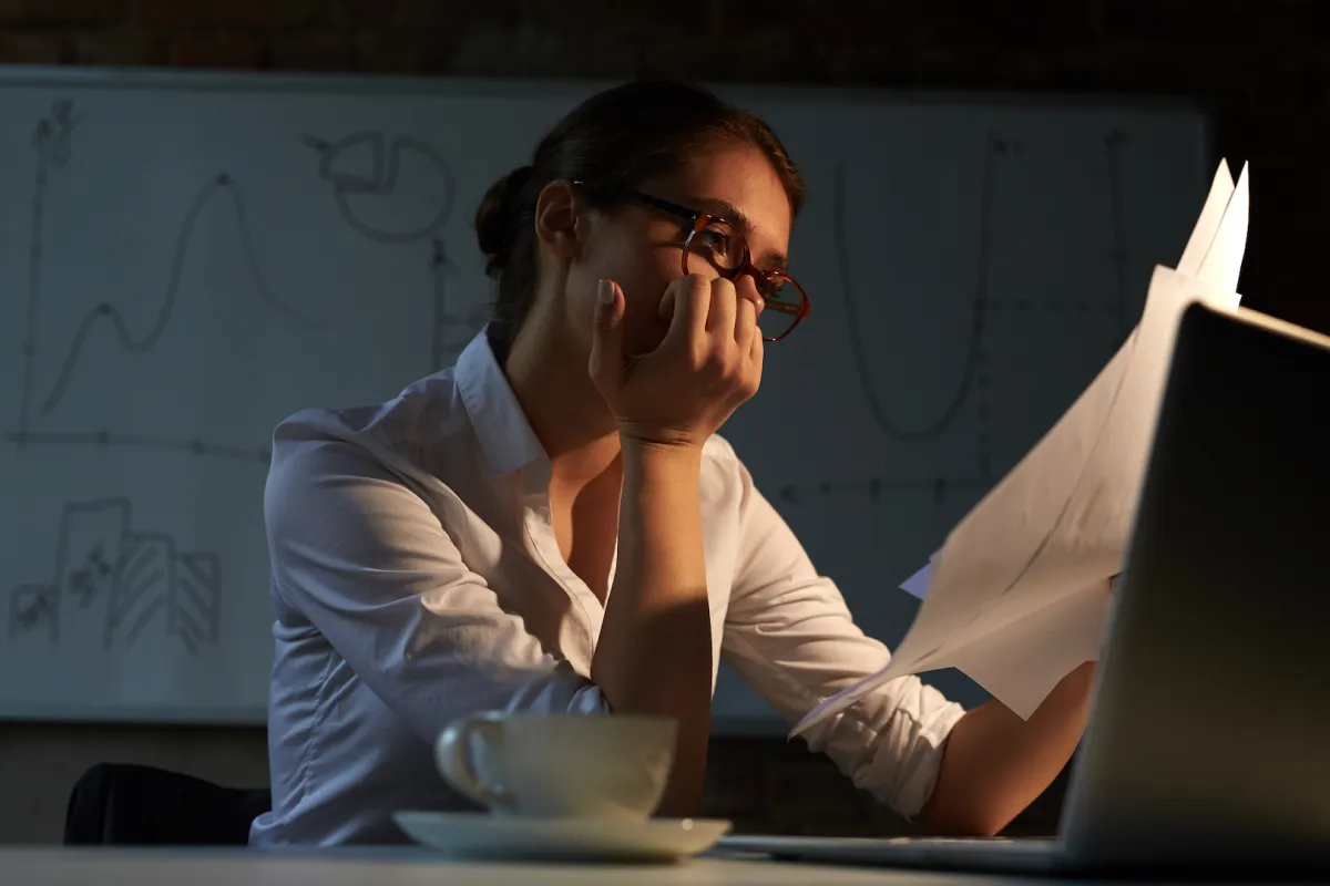 موظفة تواجه قرار ظالم بصمت