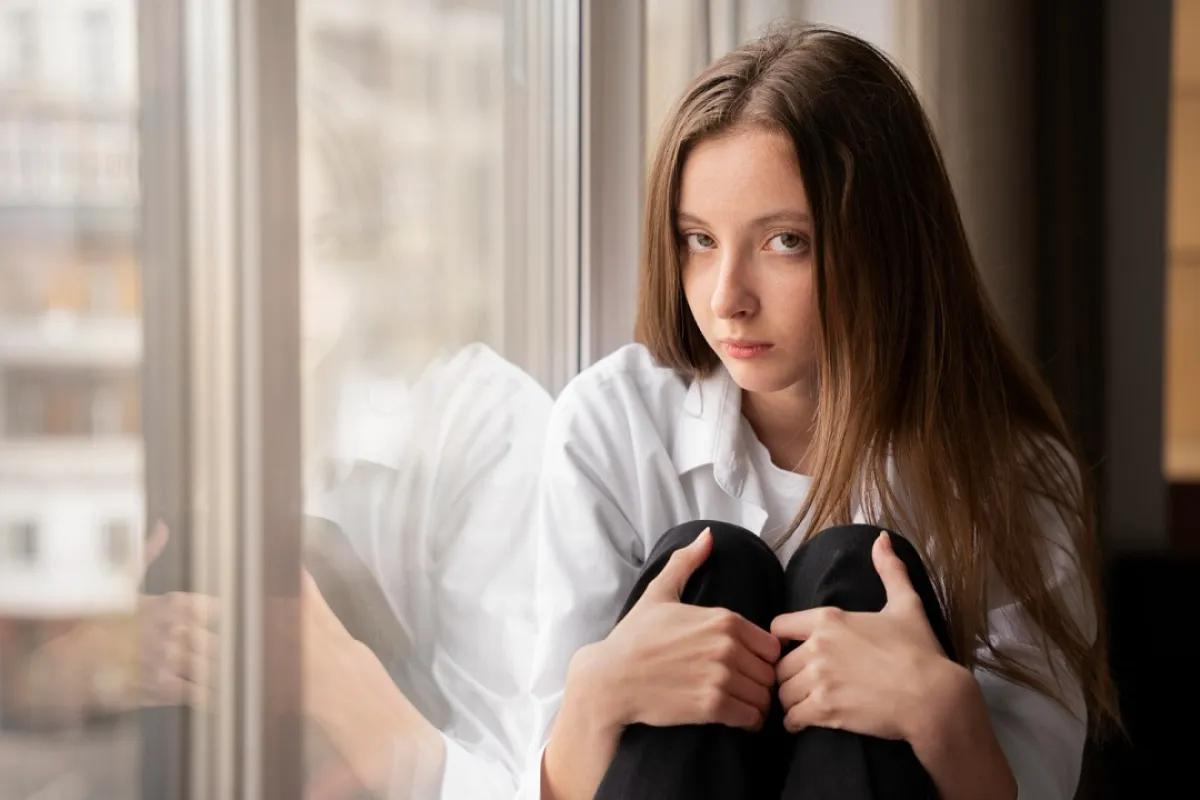 صورة لمراهقة منعزلة تشعر بالوحدة