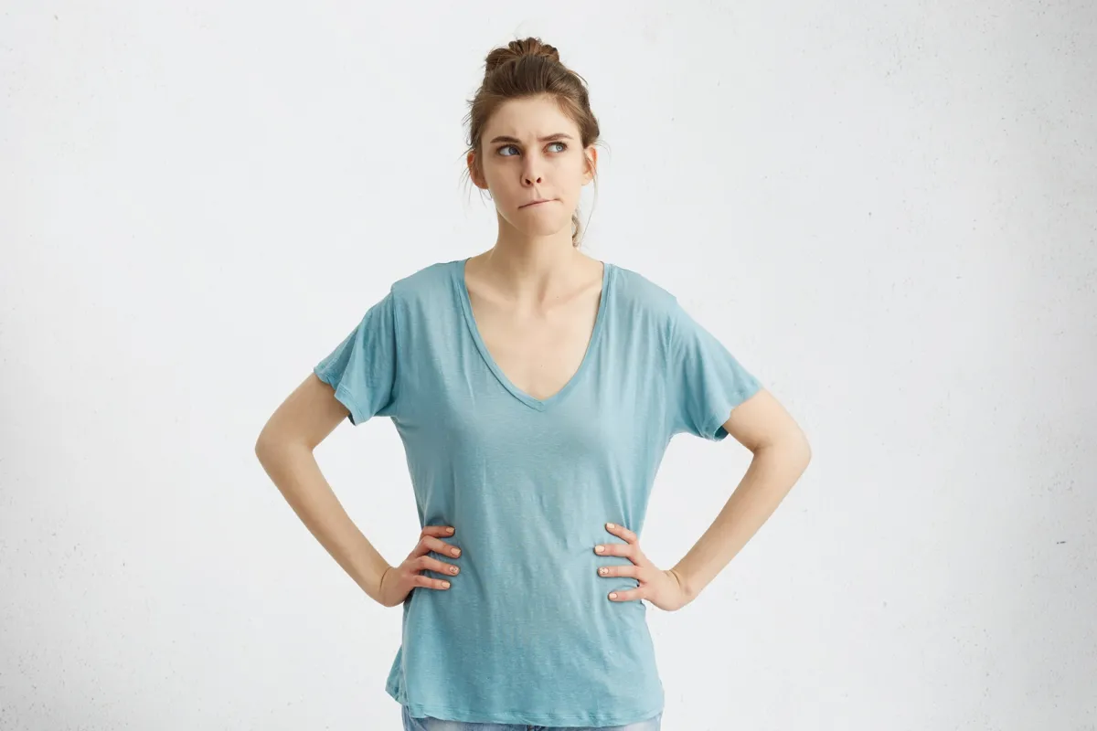 سيدة تعاني من مشكلات صحية بعد الثلاثين Image By Freepik