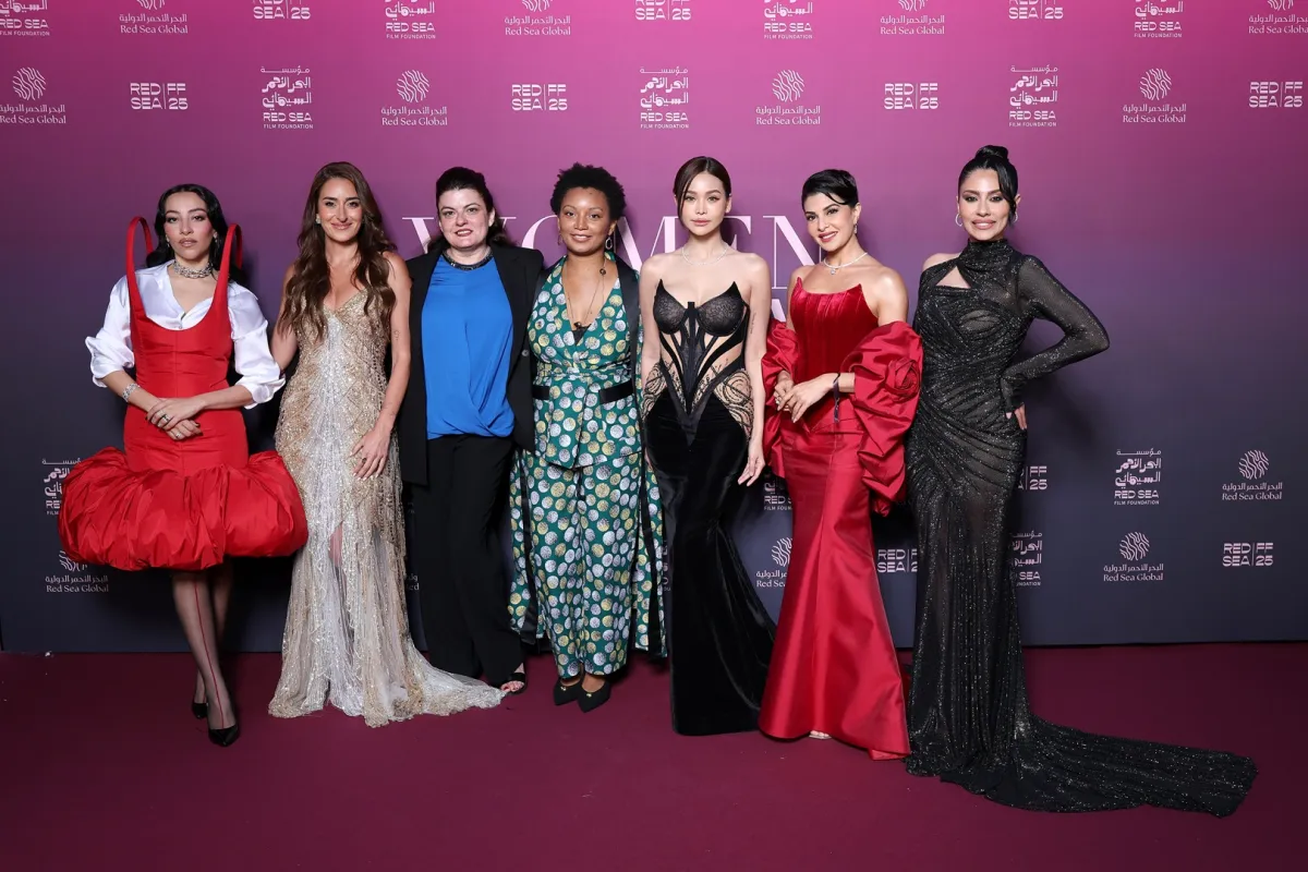 سارة طيبة وأمينة خليل وغايا جيجي ورونغانو نيوني وإنجفا واراها وجاكلين فيرنانديز وإلهام علي في حفل المرأة في السينما (مصدر الصورة:Daniele Venturelli/Getty Images for Red Sea Film Foundation)