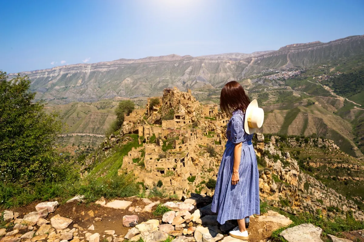 سائحة في داغستان