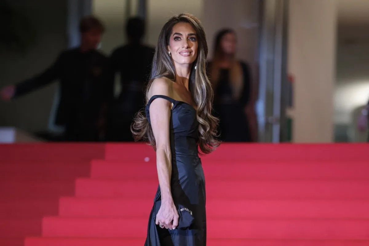 أمل كلوني في الدورة 78 من مهرجان كان السينمائي في كان، جنوب فرنسا (Amal Clooney at the 78th edition of the Cannes Film Festival in Cannes, southern France). مصدر الصورة: Valery HACHE / AFP