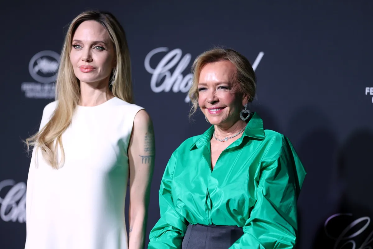 أنجلينا جولي وكارولين شوفوليه في حفل توزيع جائزة كأس شوبارد 2025 (مصدر الصورة: Pascal Le Segretain/Getty Images)