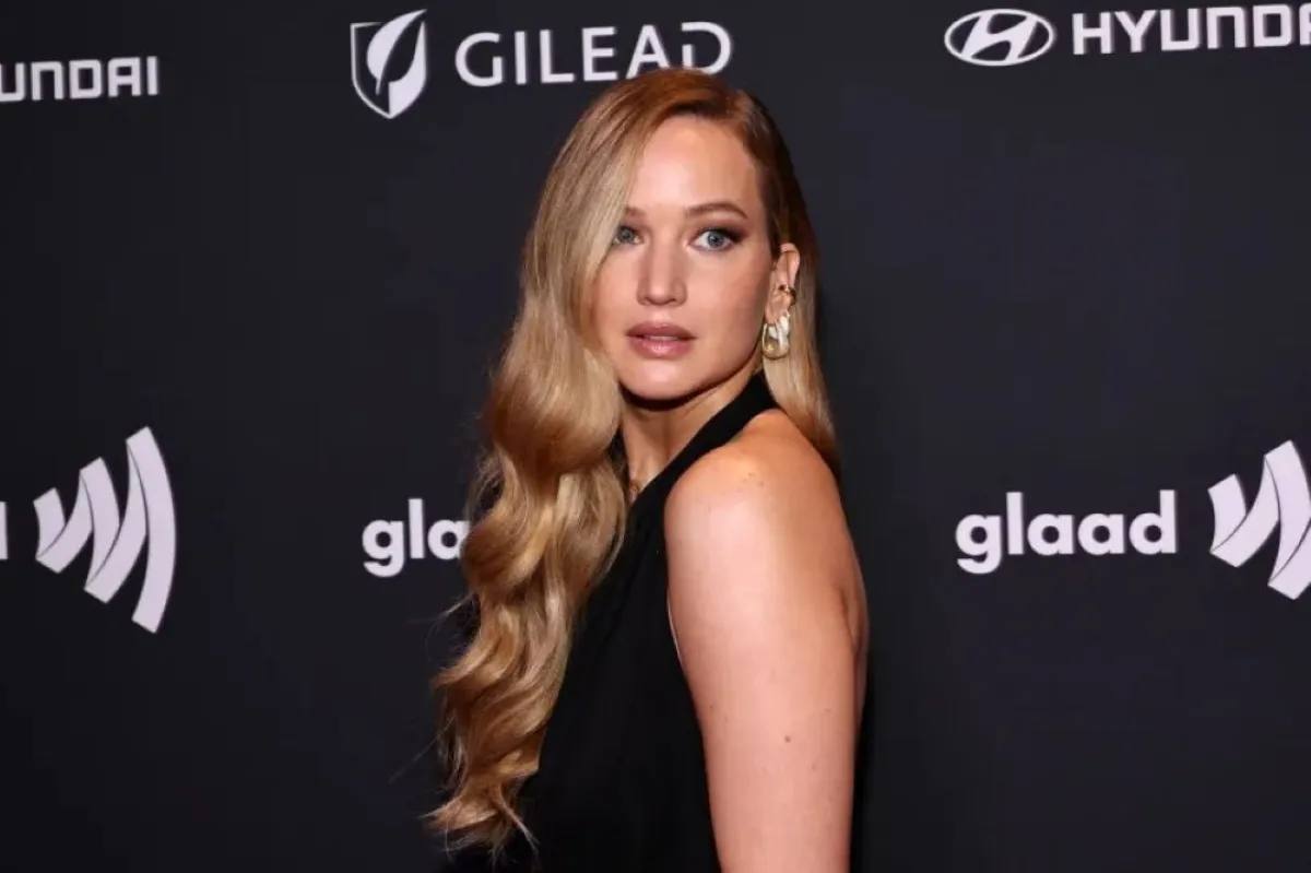 جينيفر لورانس حفل توزيع جوائز GLAAD الإعلامية السنوي الخامس والثلاثين 2024، في نيويورك ( Jennifer Lawrence at the 35th Annual GLAAD Media Awards, 2024, in New York ). مصدر الصورة: Jamie McCarthy / GETTY IMAGES NORTH AMERICA / Getty Images via AFP