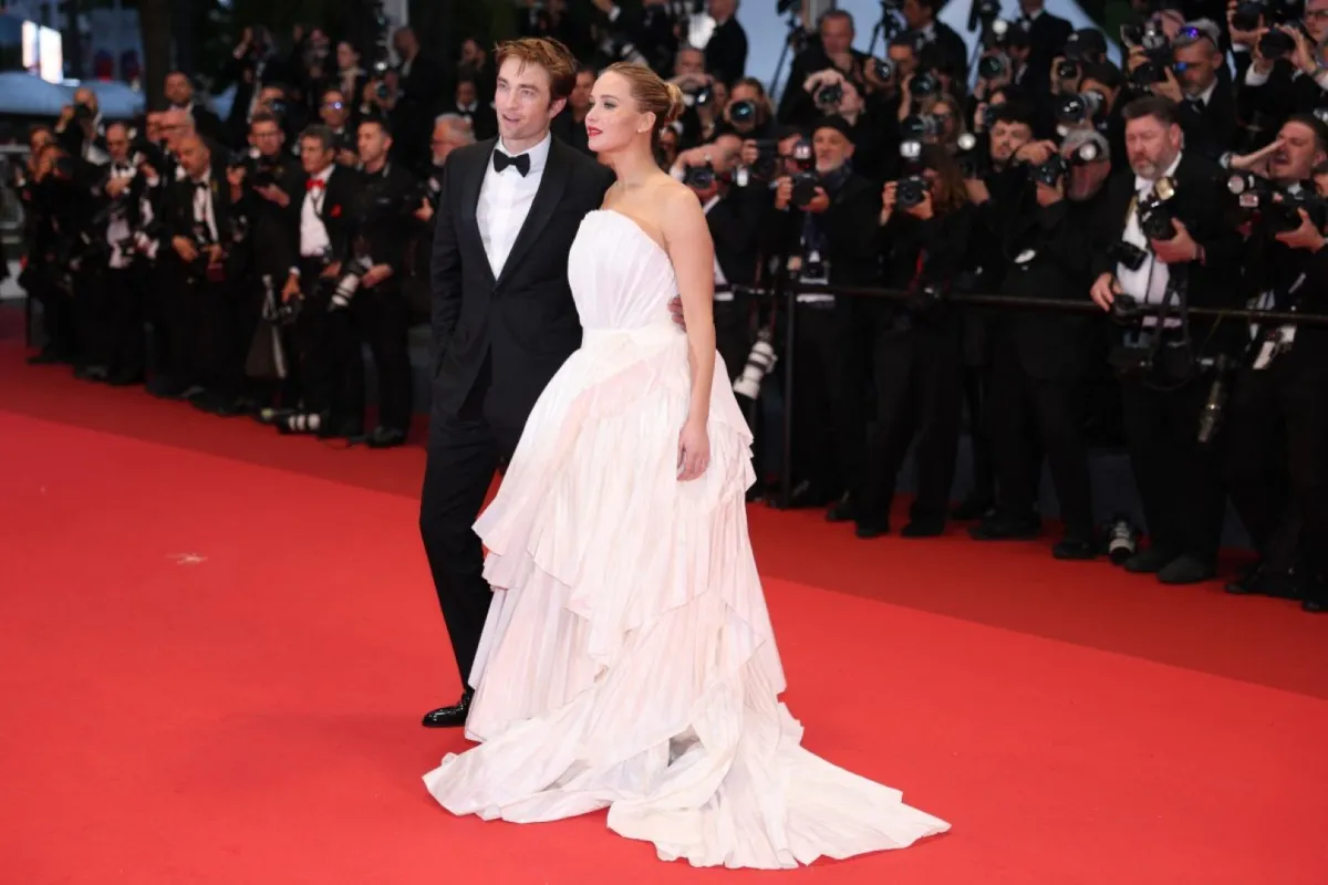 روبرت باتينسون وجينيفر لورانس في الدورة 78 من مهرجان كان السينمائي في كان، جنوب فرنسا (Robert Pattinson and Jennifer Lawrence at the 78th edition of the Cannes Film Festival in Cannes, southern France). مصدر الصورة: Sameer AL-DOUMY / AFP