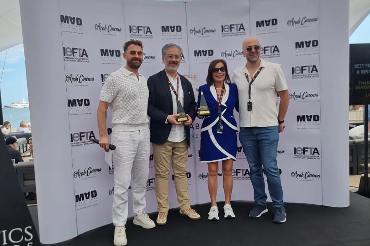 منتجي فيلم "شكرًا لأنك تحلم معنا" أثناء استلام الجوائز- الصورة من المركز الصحفي