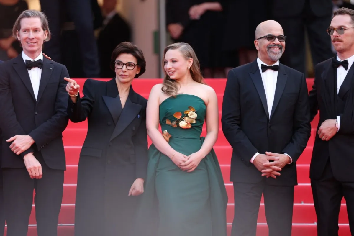 ويس أندرسون، وزيرة الثقافة الفرنسية رشيدة داتي، ميا ثريبلتون، جيفري رايت وبينديكت كومبرباتش في الدورة 78 من مهرجان كان السينمائي في كان، جنوب فرنسا (Wes Anderson, French Culture Minister Rachida Dati, Mia Threapleton, Jeffrey Wright and Benedict Cumberbatch at the 78th edition of the Cannes Film Festival in Cannes, southern France). مصدر الصورة: Sameer AL-DOUMY / AFP