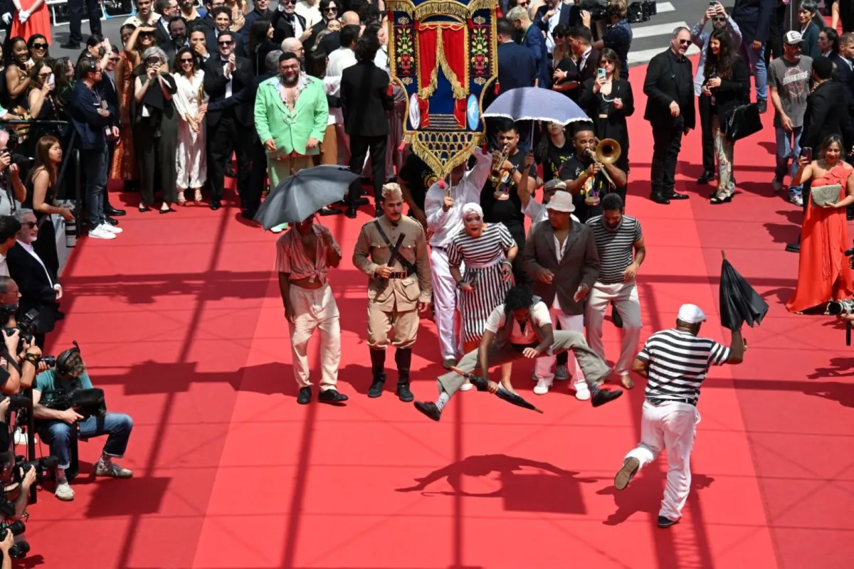 فرقة موسيقية تقدم عرضاً على السجادة الحمراء خلال عرض فيلم 
