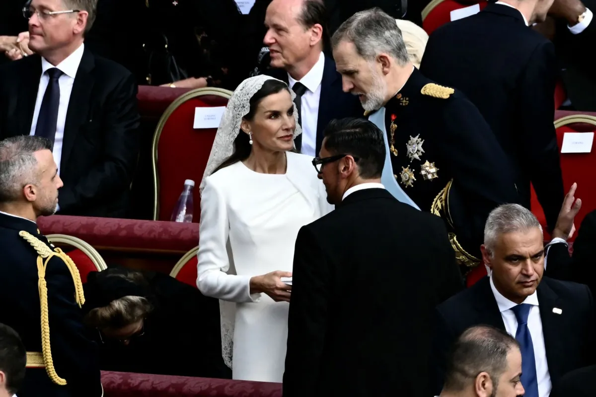 الملك فيليب السادس والملكة ليتيزيا في ساحة القديس بطرس في الفاتيكان (King Felipe VI and Queen Letizia in St Peter's square in The Vatican). مصدر الصورة: Filippo MONTEFORTE / AFP