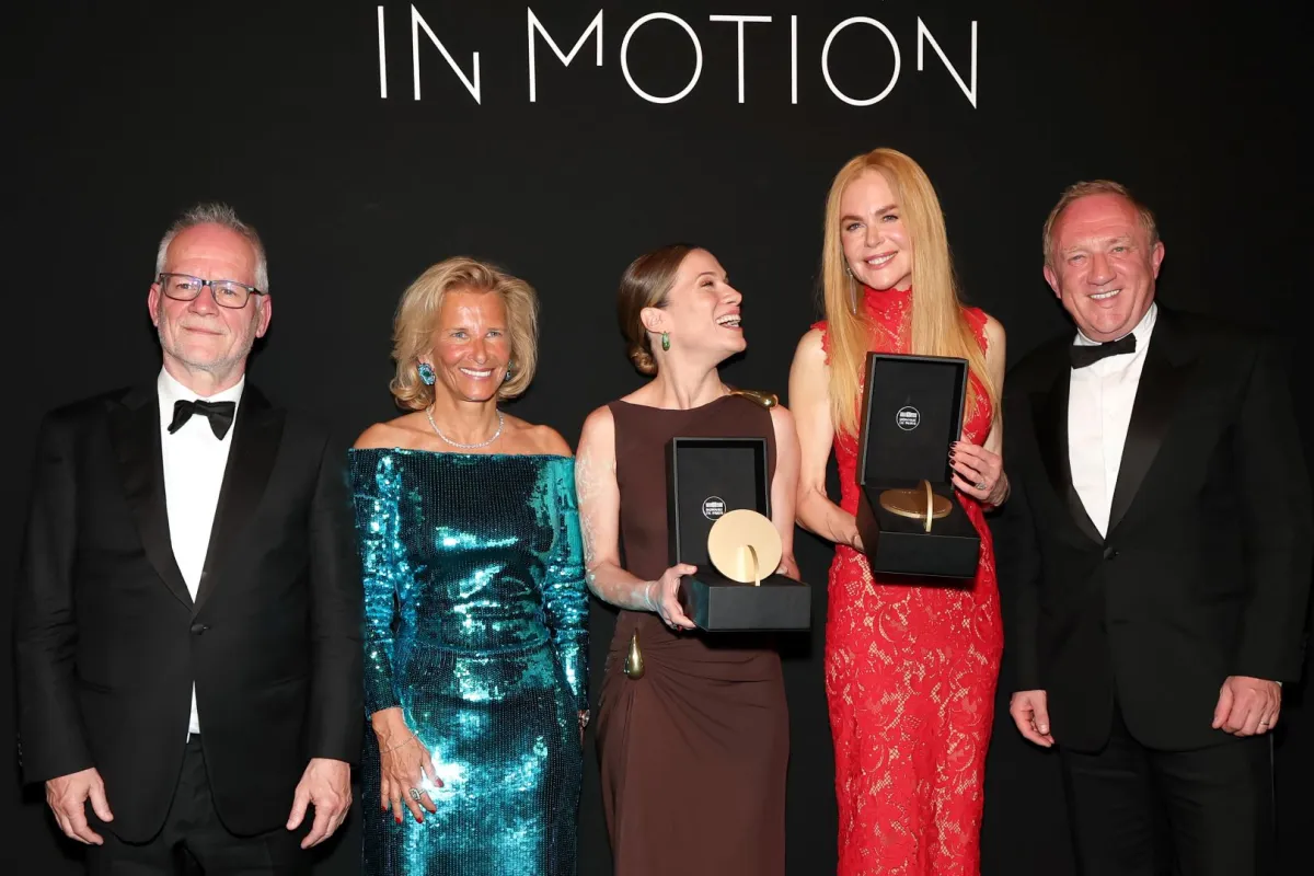 تييري فريمو، وإيريس نوبلوخ، وماريانا بريناند، ونيكول كيدمان، وفرانسوا هنري بينولت في ساحة لا كاستر في مدينة كان بفرنسا (Thierry Frémaux, Iris Knobloch, Marianna Brennand, Nicole Kidman, and François-Henri Pinault at the Place de la Castre in Cannes, France). مصدر الصورة: Monica Schipper/Getty Images