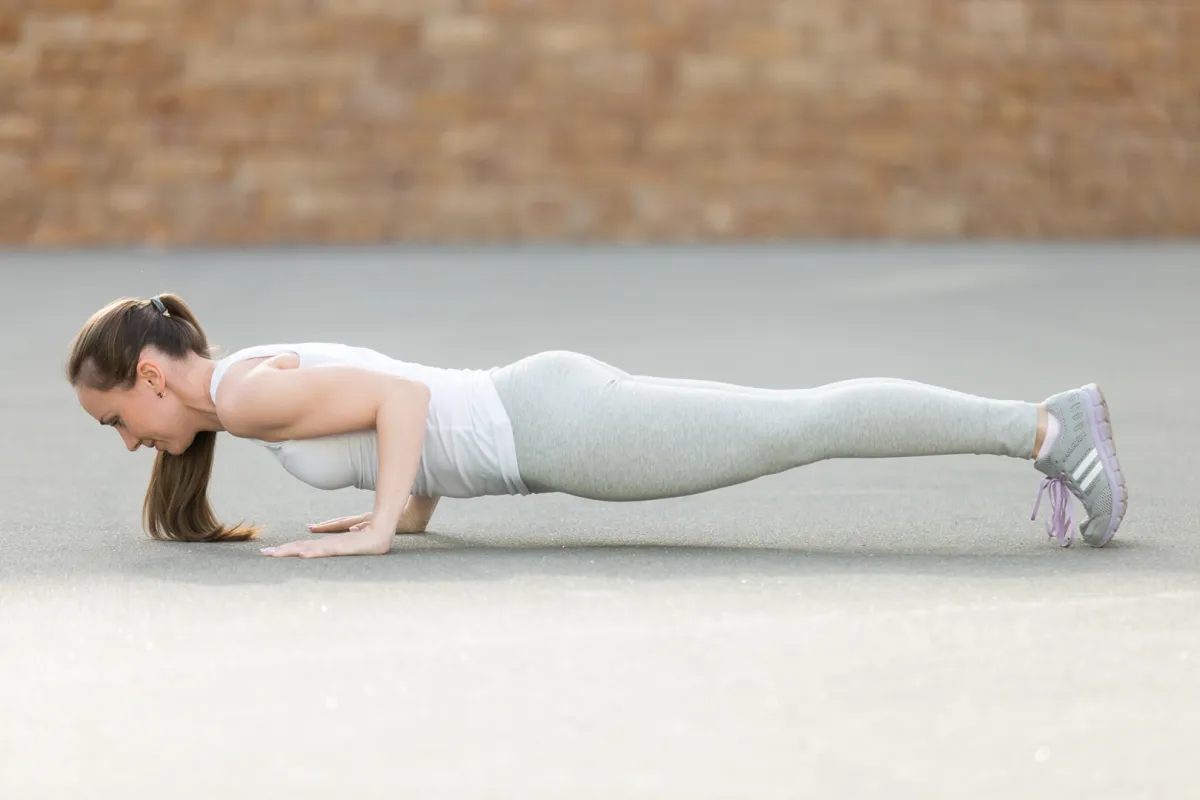 سيدة تؤدي تمارين البيربي للحفاظ على رشاقتها