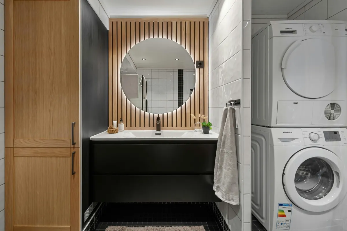 حمام يتضمن غسالة ومجففاً آلياً