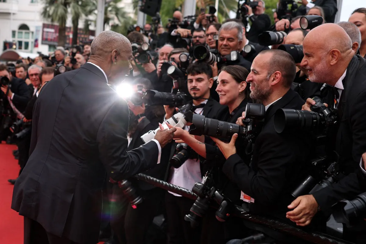 دينزل واشنطن في الدورة 78 من مهرجان كان السينمائي في كان، جنوب فرنسا (Denzel Washington at the 78th edition of the Cannes Film Festival in Cannes, southern France). مصدر الصورة: Sameer AL-DOUMY / AFP