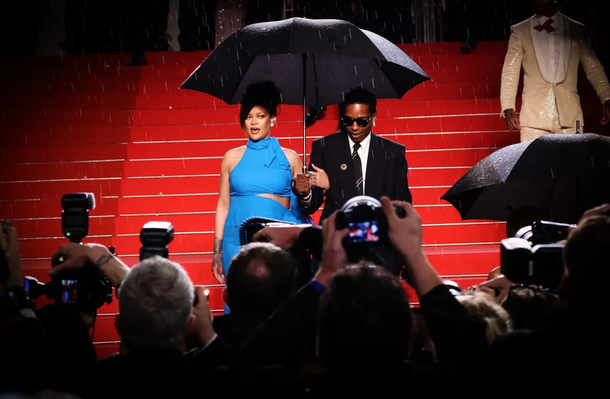 ريهانا وأساب روكي تحت الأمطار على السجادة الحمراء لمهرجان كان 2025 (مصدر الصورة: Ernesto Ruscio/Getty Images)