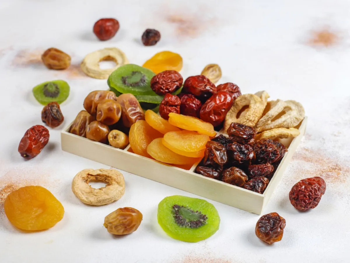 الفواكه المجففة وجبة خفيفة صحية