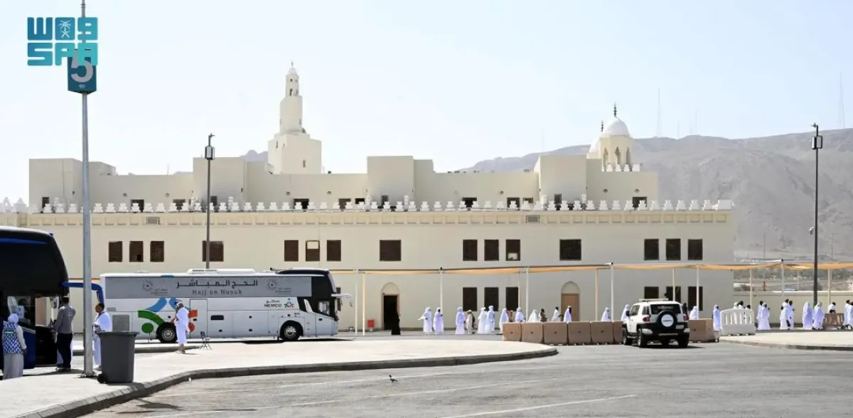 ترافق ضيوف الرحمن في مسجد الميقات، وساحاته المحيطة، وساحات وقوف الحافلات والمركبات، خدمات تنظيمية تبذلها الجهات المعنية