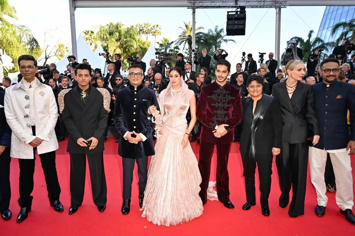 كاران جوهار وجانفي كابور ونيراج غيوان على السجادة الحمراء لمهرجان كان 2025 (مصدر الصورة:  Stephane Cardinale - Corbis/Corbis via Getty Images)