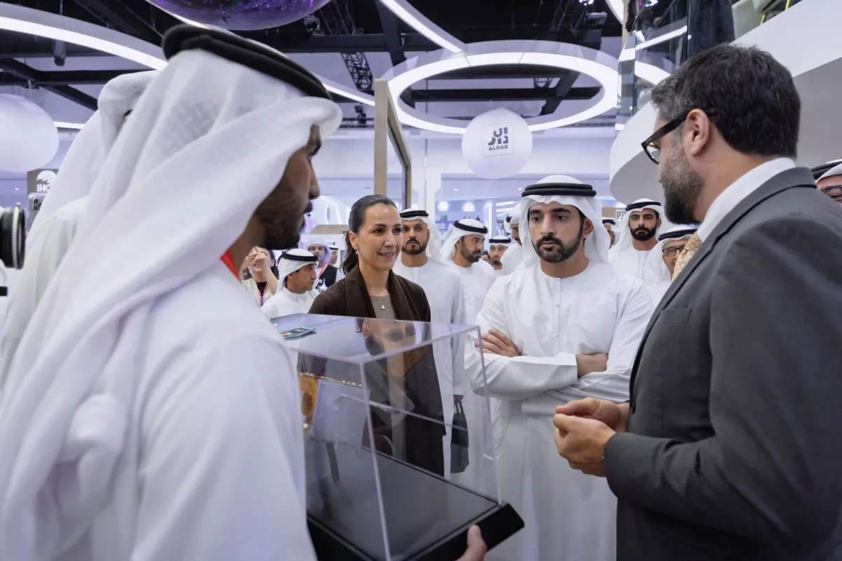 الشيخ حمدان بن محمد بن راشد آل مكتوم خلال زيارته لمنتدى اصنع في الإمارات. الصورة من مكتب دبي الإعلامي
