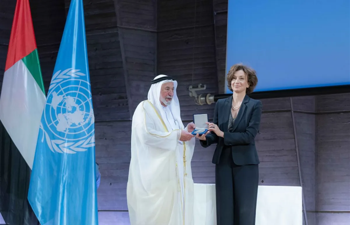اليونسكو تكرم حاكم الشارقة بمناسبة إنجاز المعجم التاريخي للغة العربية. الصورة من مكتب الشارقة الإعلامي
