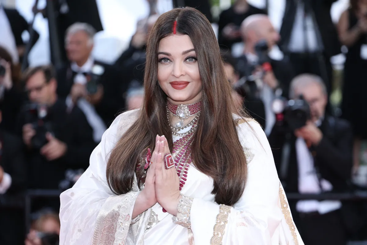 آيشواريا راي في مهرجان كان السينمائي السنوي الثامن والسبعين في قصر المهرجانات في كان، فرنسا (Aishwarya Rai at the 78th annual Cannes Film Festival at Palais des Festivals in Cannes, France). مصدر الصورة: Sameer AL-DOUMY / AFP