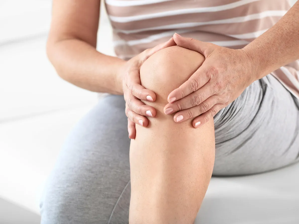 امرأة تعاني من هشاشة العظام