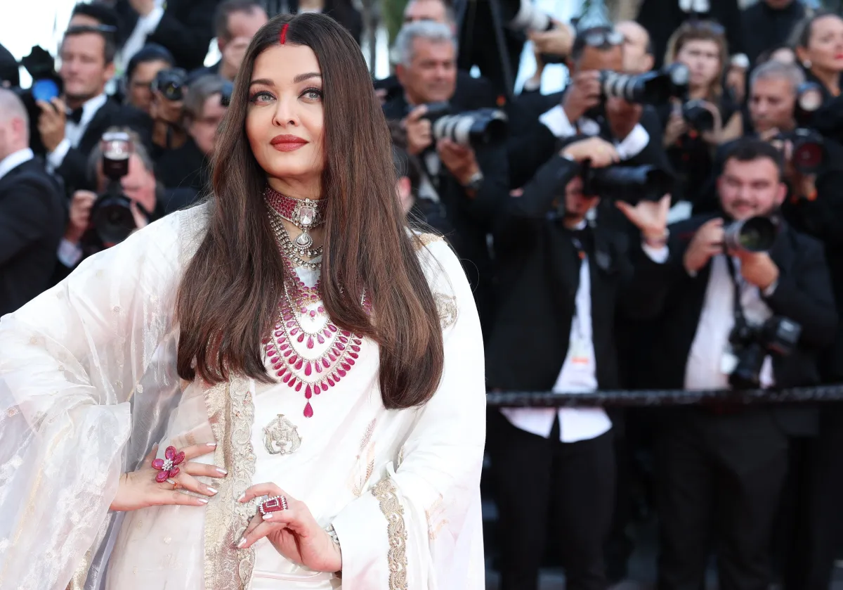 آيشواريا راي في مهرجان كان السينمائي السنوي الثامن والسبعين في قصر المهرجانات في كان فرنسا (Aishwarya Rai at the 78th annual Cannes Film Festival at Palais des Festivals in Cannes, France). مصدر الصورة: Valery HACHE / AFP