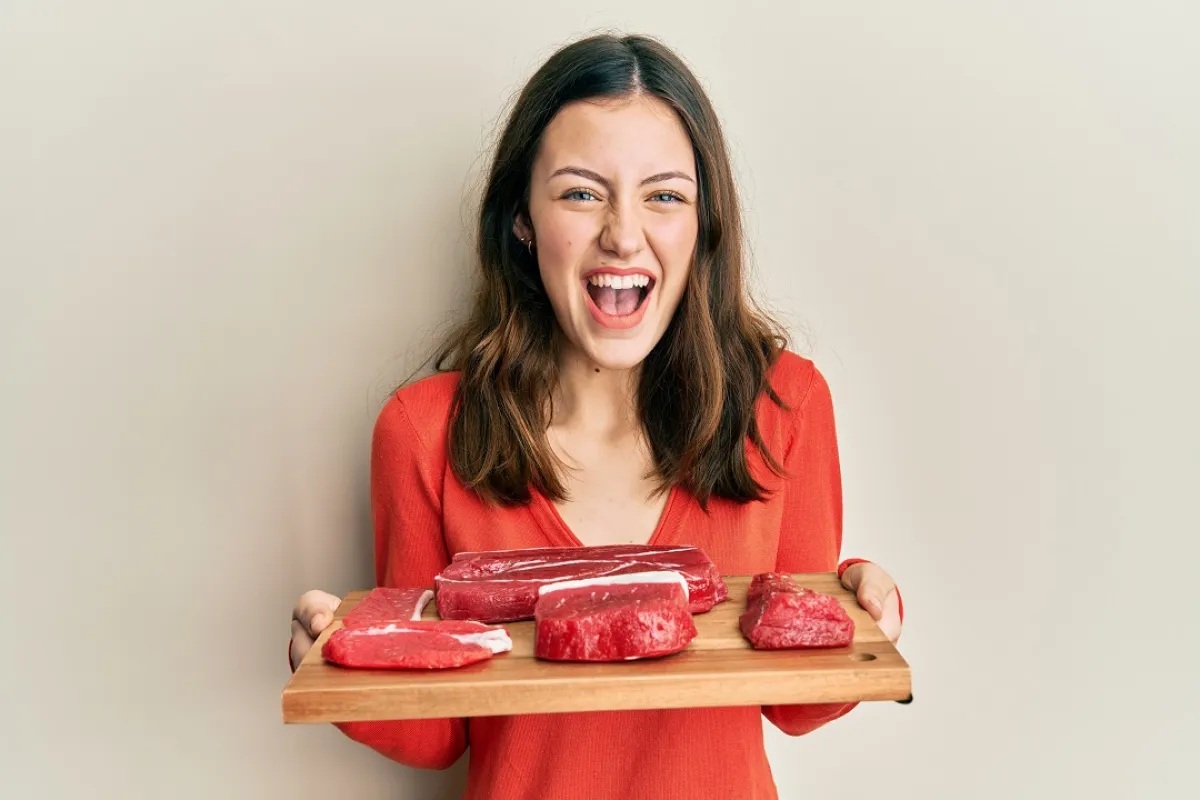 صورة لحامل تحمل شرائح اللحم