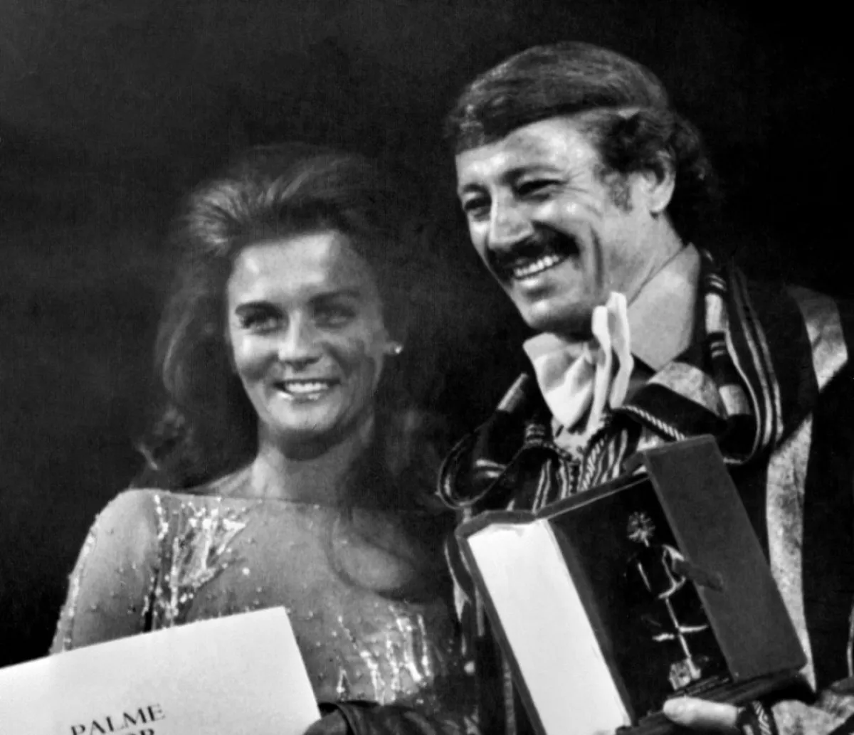 محمد الأخضر حامينة وهو يتسلم السعفة الذهبية عن فيلم وقائع سنوات الجمر عام 1975- صورة أرشيفية