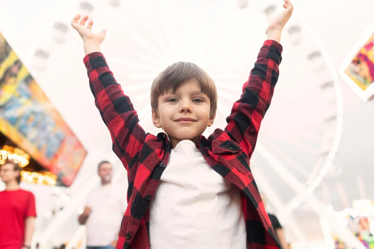 صورة لطفل يشعر بالفرحة في العيد