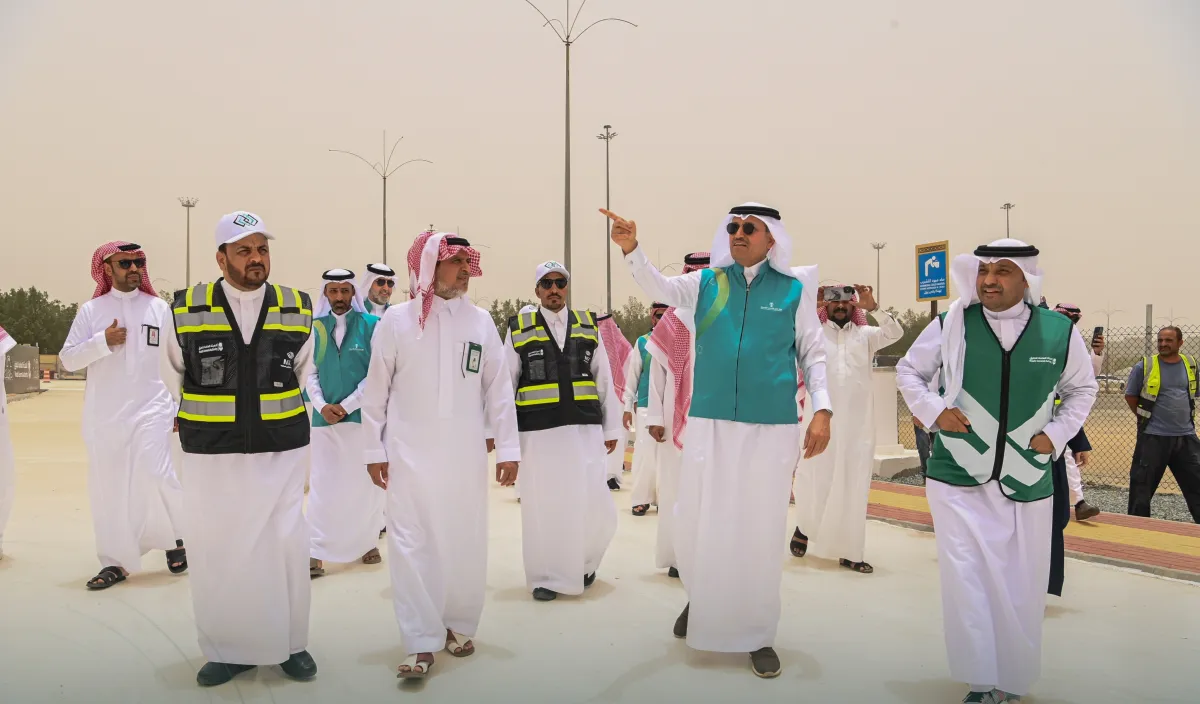 جانب من وقوف وزير النقل والخدمات اللوجستية على مبادرة التوسع في تطبيق الطرق المطاطية - الصورة من حساب الهيئة العامة للطرق على إكس