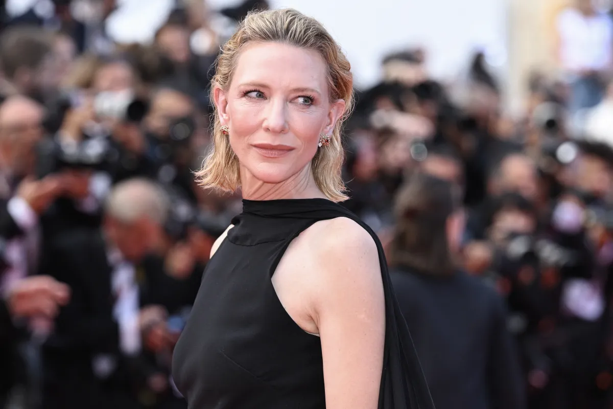 كيت بلانشيت في مهرجان كان السينمائي السنوي الثامن والسبعين في قصر المهرجانات في كان فرنسا (cate blanchett at the 78th annual Cannes Film Festival at Palais des Festivals in Cannes, France). مصدر الصورة: Miguel MEDINA / AFP