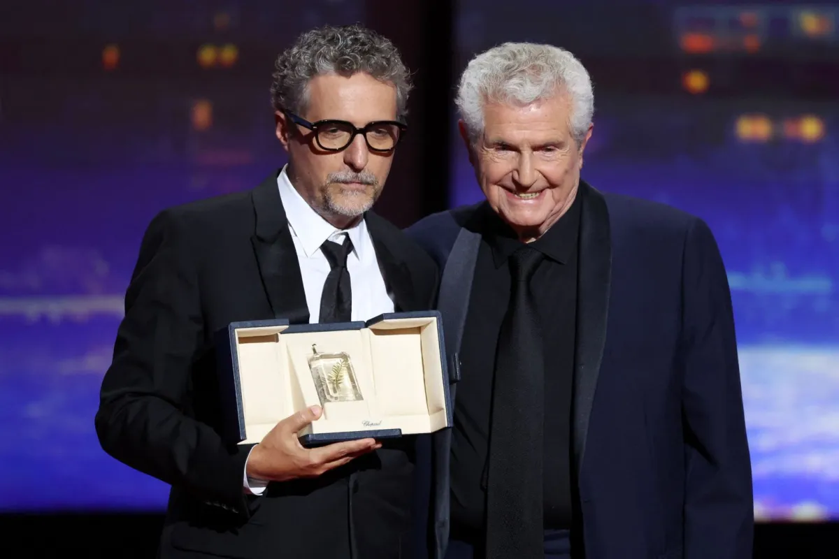 كليبر ميندونكا فيلهو خلال حفل ختام الدورة 78 لمهرجان كان السينمائي في كان، جنوب فرنسا (Kleber Mendonca Filho recieves the Best Director prize from French director Claude Lelouch during the closing ceremony at the 78th edition of the Cannes Film Festival in Cannes, southern France). مصدر الصورة: Sameer AL-DOUMY / AFP