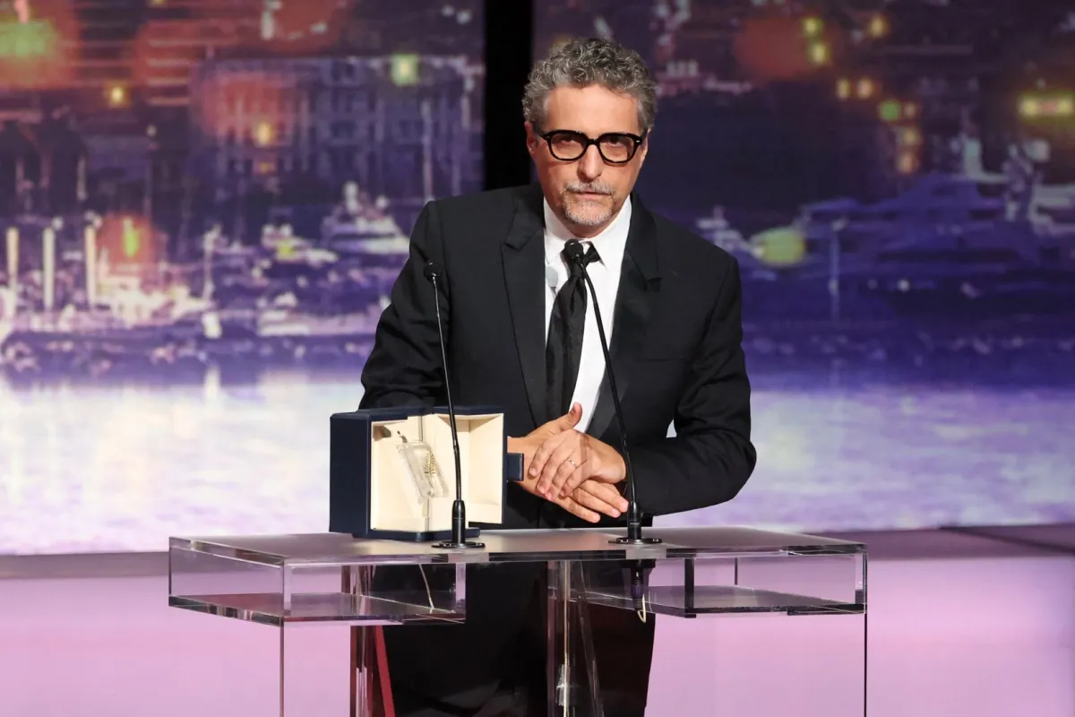 كليبر ميندونكا فيلهو خلال حفل ختام الدورة 78 لمهرجان كان السينمائي في كان، جنوب فرنسا ( Kleber Mendonca Filho during the Closing Ceremony at the 78th edition of the Cannes Film Festival in Cannes, southern France). مصدر الصورة: Sameer AL-DOUMY / AFP