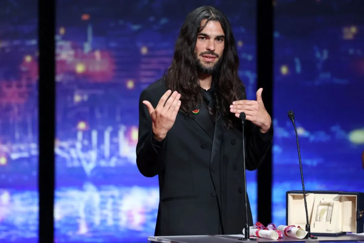 أوليفر لاكس يلقي كلمة بعد فوز فيلمه Sirat خلال حفل اختتام الدورة 78 من مهرجان كان السينمائي في كان (Laxe delivers a speech after winning for the film Sirat  during the closing ceremony at the 78th edition of the Cannes Film Festival in Cannes)- مصدر الصورة: (Photo by Sameer AL-DOUMY / AFP)