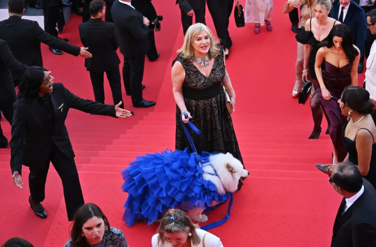 جوليا دي كادينيت مع كلبها فيليسيتي في الدورة 78 من مهرجان كان السينمائي في كان، جنوب فرنسا (Julia de Cadenet with her dog, Felicity at the 78th edition of the Cannes Film Festival in Cannes, southern). مصدر الصورة: France Antonin THUILLIER / AFP