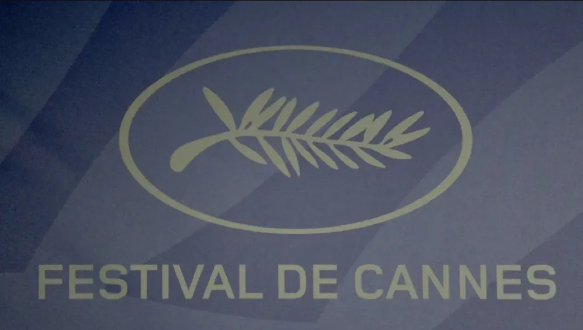 شعار مهرجان كان في سينما UGC Montparnasse في باريس (festival logo at the UGC Montparnasse cinema in Paris). مصدر الصورة: Bertrand GUAY / AFP