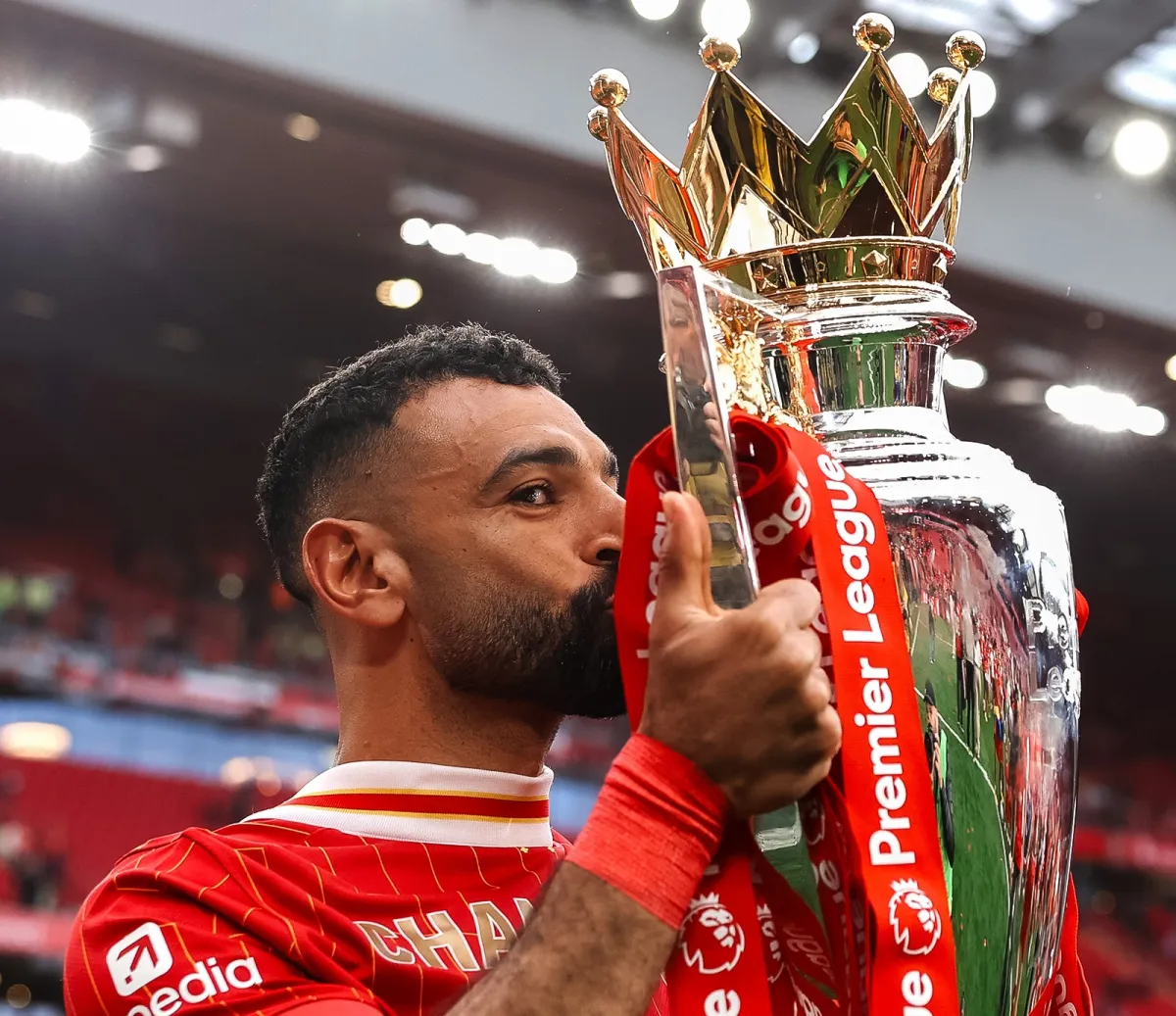 محمد صلاح يقبل كأس الدوري الإنجليزي الممتاز - الصورة من حساب ليفربول الرسمي على منصة إكس