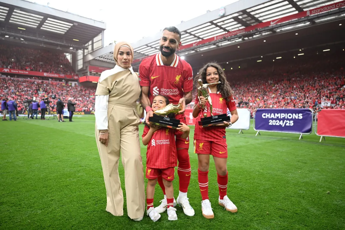 محمد صلاح وزوجته ماغي صلاح وابنتهما في ليفربول، إنجلترا (Mohamed Salah, his wife Magi Salah and their children in Liverpool, England). مصدر الصورة: Michael Regan/Getty Images/Getty Images For The Premier League