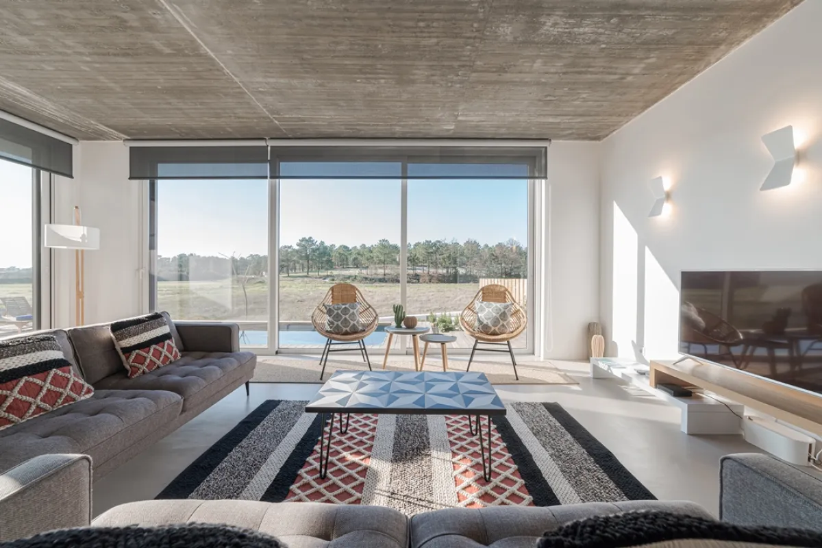 غرفة تنعم بإضاءة خارجية وافرة