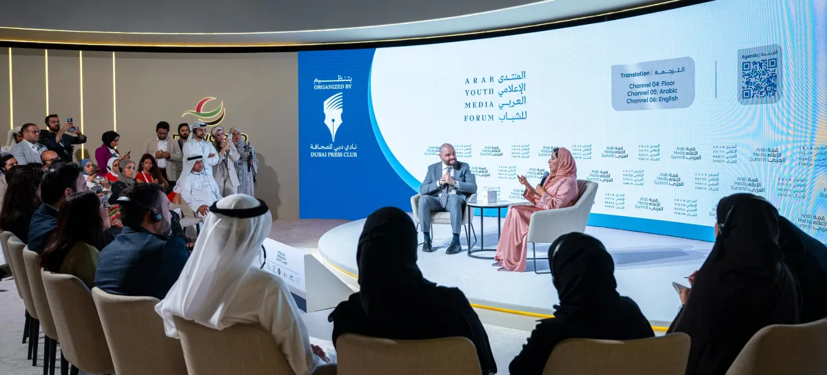 جانب من الفعاليات والجلسات المصاحبة للمنتدى الإعلامي العربي للشباب الذي ينعقد ضمن اليوم الأول لقمة الإعلام العربي بمشاركة منى غانم المري - الصورة من حساب دبي للصحافة على إكس