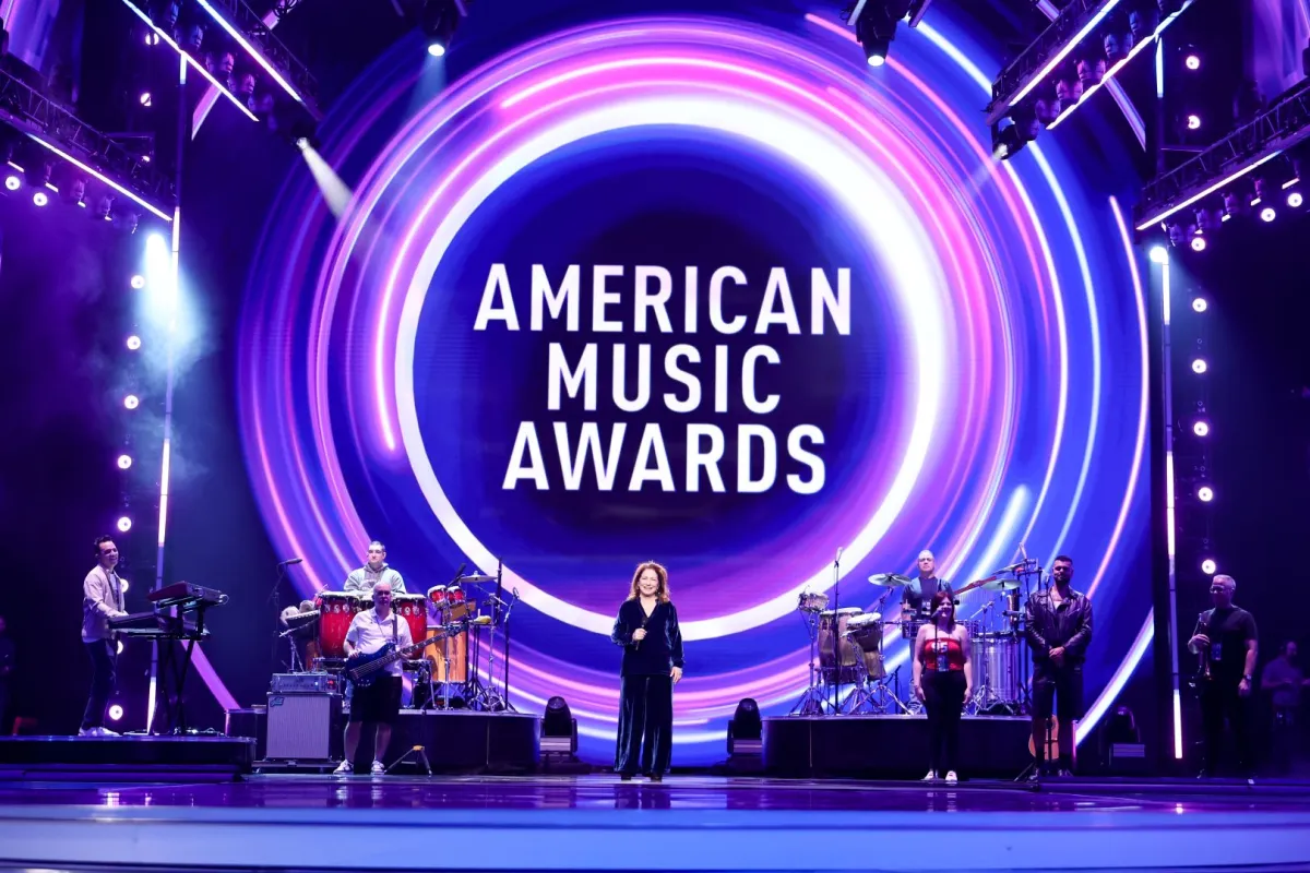 غلوريا استيفان في بروفات حفل توزيع جوائز الموسيقى الأمريكية لعام 2025 في لاس فيغاس، نيفادا (Gloria Estefan at the 2025 American Music Awards Rehearsals in Las Vegas, Nevada). مصدر الصورة: Christopher Polk/Penske Media via Getty Images