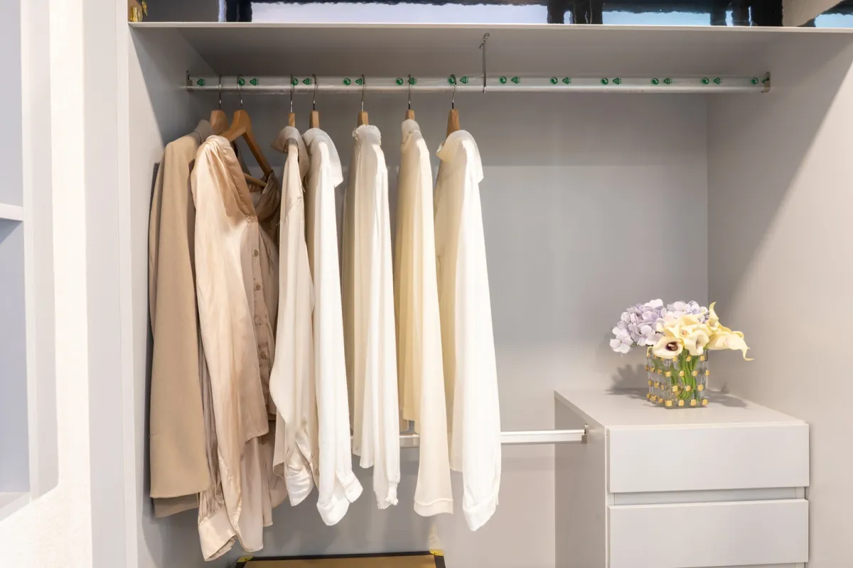 حزانة ملابس مرتبة