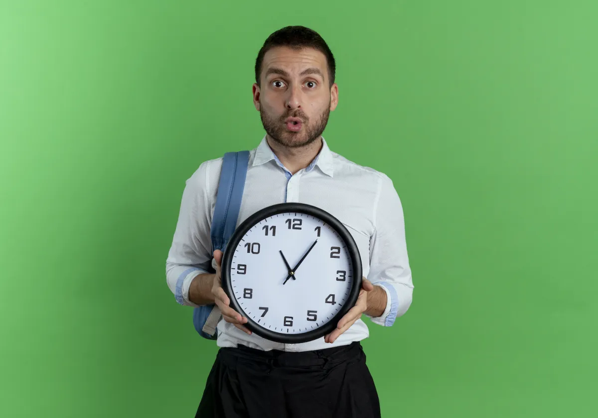 حين تنتهي ساعات العمل وتبدأ ساعات الضغط الصامت من المدير