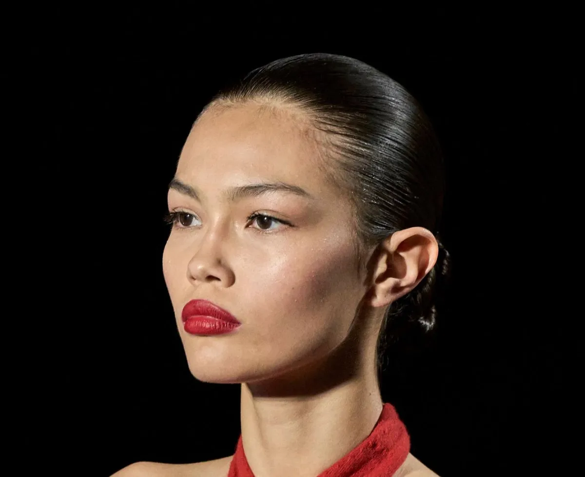 خطوات لتسريحة شعر ناعمة تدوم طوال زيارات العيد 