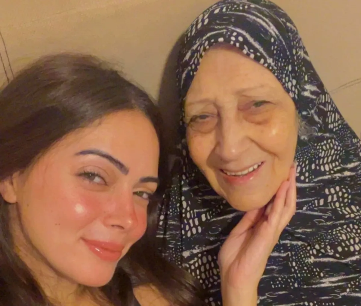 وئام مجدي وجدتها نوال - الصورة من حساب وئام مجدي على الفيسبوك